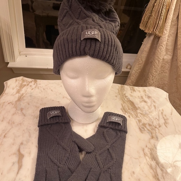 UGG GREY BEANIE GLOVE SET NWT - Picture 6 of 11